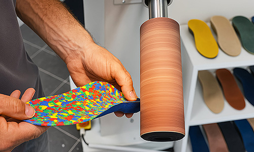 Individuelle orthopädische Schuheinlage wird maschinell bearbeitet und angepasst.