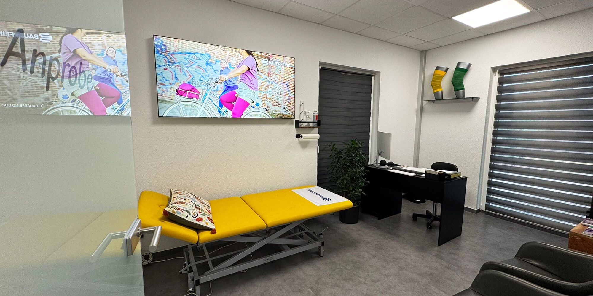 Anprobe und Anpassung eines orthopädischen Hilfsmittels im Behandlungsraum