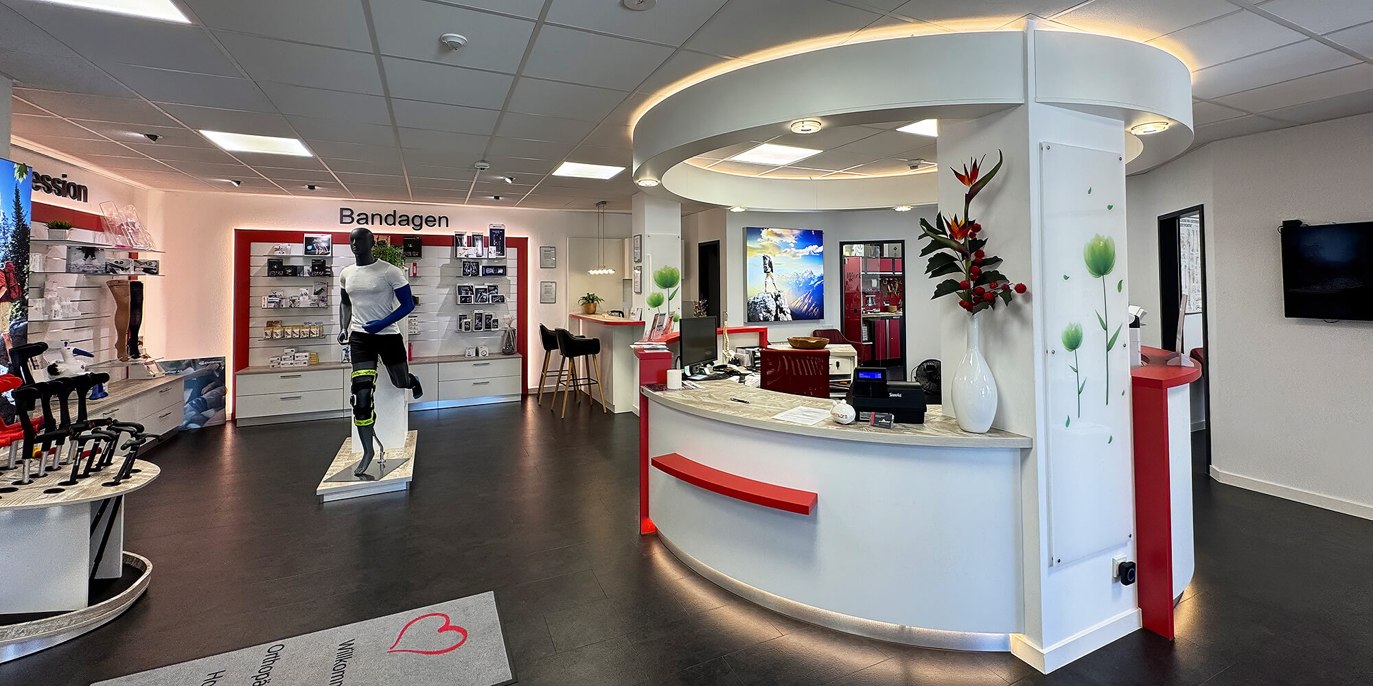 Empfangsbereich eines Sanitätshauses mit Theke, Dekoration und Verkaufsflächen